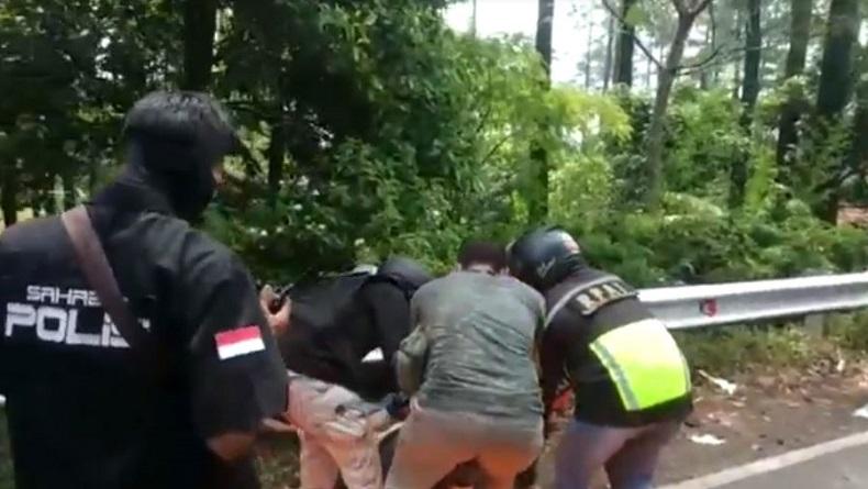 Ibu Pengendara Motor Matic Tewas usai Tabrak Pembatas Jalan, Anak Luka Parah