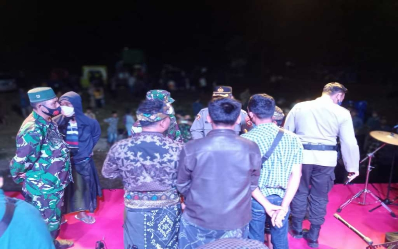 Asyik Nyanyi, Biduan di Atas Panggung Ini Diminta Berhenti karena Picu Kerumunan