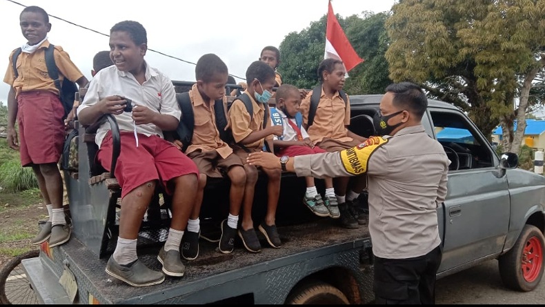 Inspiratif, Kapolsek Ini Jadikan Mobil Dinas Alat Transportasi bagi Pelajar di Papua