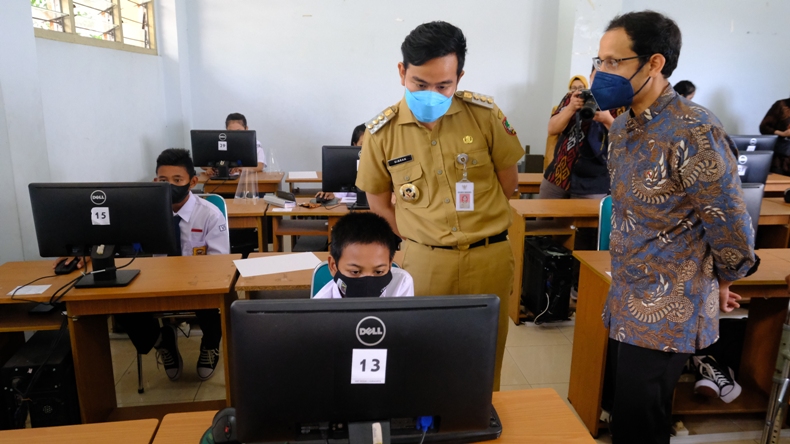 Cek Pembelajaran Tatap Muka di Solo, Nadiem Puji Semangat Para Siswa 