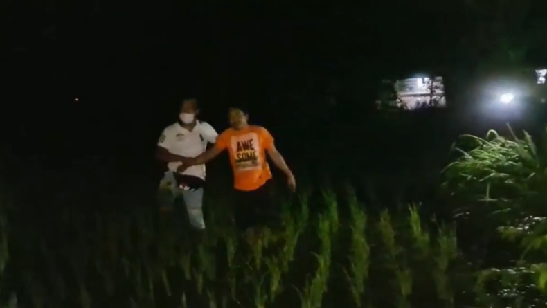 Tangkap Pelaku Curanmor, Tim Gagak Hitam Polres Pariaman Nyemplung ke Sawah
