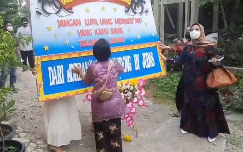 Perempuan-perempuan Cantik Ini Geruduk Pernikahan Pelaku Arisan Bodong, Minta Uang Dikembalikan