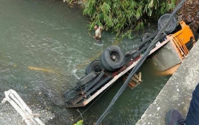 Truk Nyemplung ke Sungai di Jembrana, Sopir Tewas Seketika