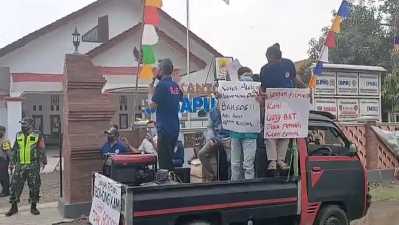Puluhan Warga Desa Jagapura Kulon Unjuk Rasa, Tuntut Kades Kembalikan Dana BST