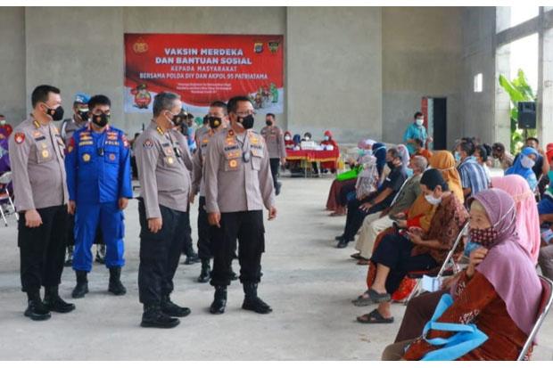  Ribuan Orang Ikuti Vaksinasi yang Digelar Alumni Akpol 1995 di Sleman