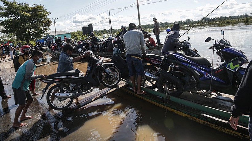Jasa Penyeberangan Banjir Luapan Sungai Kahayan, Sekali Angkut Rp70.000 - Bagian 3