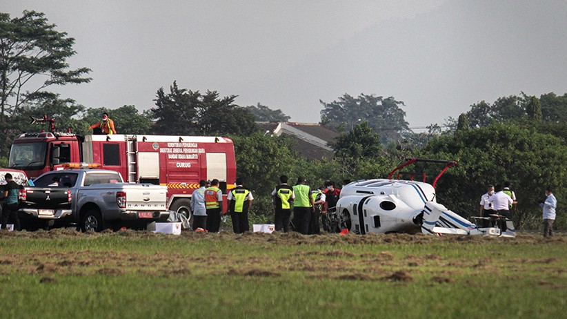 Foto-Foto Helikopter Terguling saat Latihan di Bandara Budiarto Tangerang - Bagian 3
