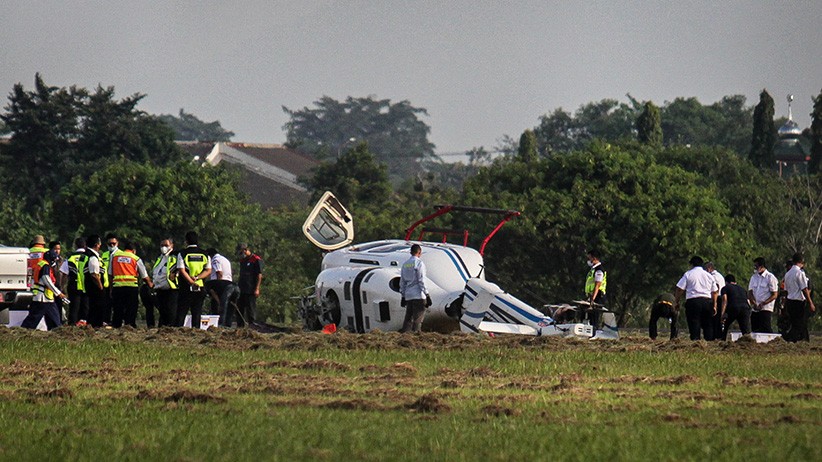 Foto-Foto Helikopter Terguling saat Latihan di Bandara Budiarto Tangerang - Bagian 2
