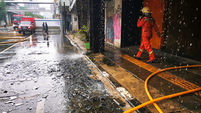 26 Mobil Damkar Padamkan Kebakaran Ruko 4 Lantai di Taman Sari, Jalanan Ditutup - Bagian 3