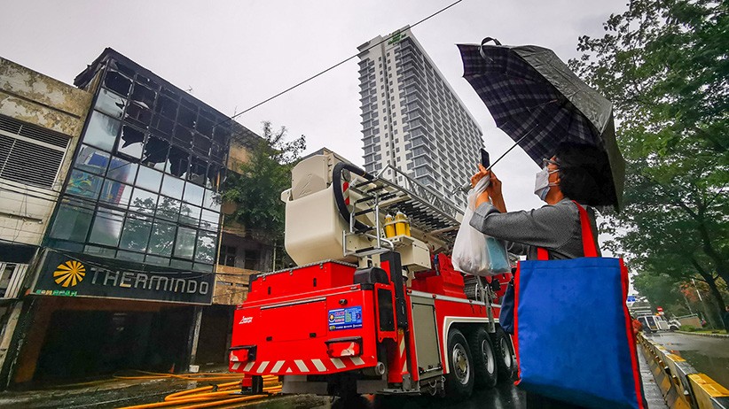 26 Mobil Damkar Padamkan Kebakaran Ruko 4 Lantai di Taman Sari, Jalanan Ditutup - Bagian 4