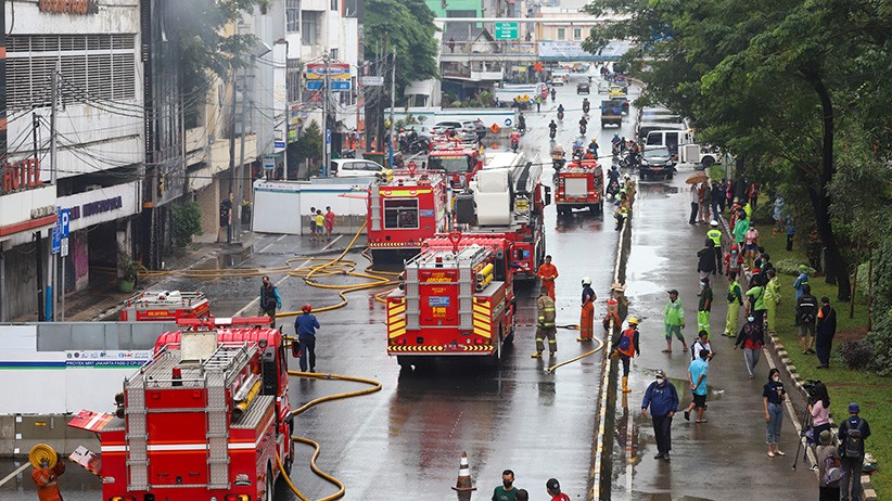 26 Mobil Damkar Padamkan Kebakaran Ruko 4 Lantai di Taman Sari, Jalanan Ditutup - Bagian 2