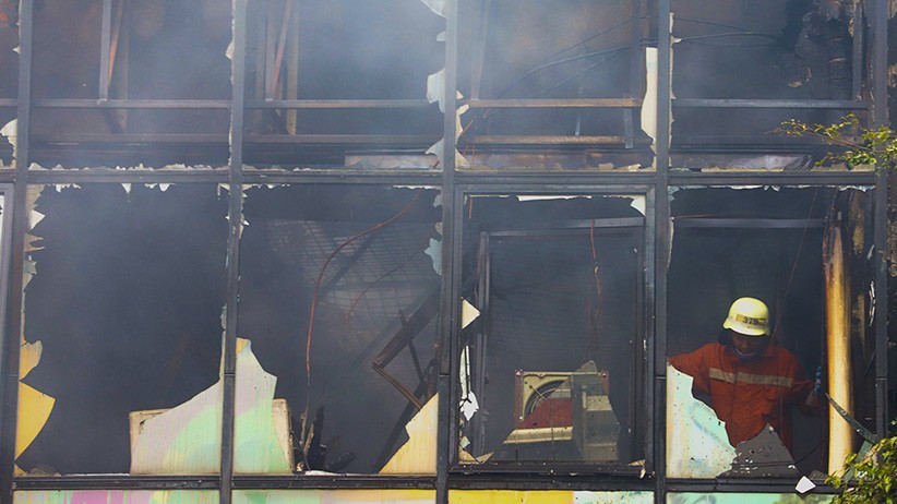 26 Mobil Damkar Padamkan Kebakaran Ruko 4 Lantai di Taman Sari, Jalanan Ditutup - Bagian 1