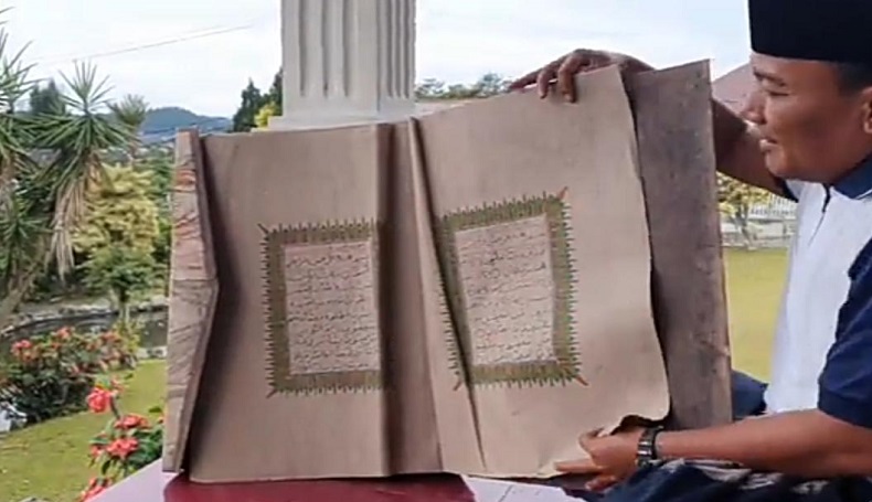 Mantan Wakil Bupati Karawang Tunjukkan Alquran Tulis Tangan Langka, Netizen Takjub