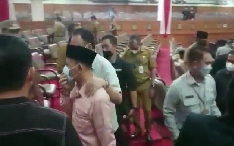 title Dua Anggota DPRD Jambi Nyaris Bentrok gegara Beda Pendapat di Sidang Paripurna Dua Anggota DPRD Jambi Nyaris Bentrok gegara Beda Pendapat di Sidang Paripurna