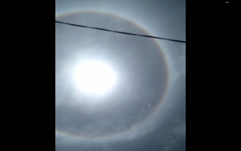 Viral Cahaya Matahari Dilingkari Pelangi di Langit Jambi