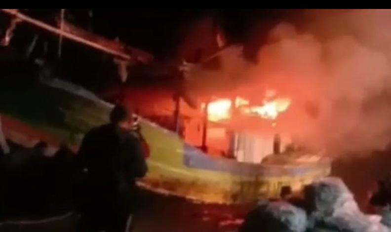 Kapal Cantrang Ludes Terbakar di Dermaga Pelabuhan Jongor Tegal