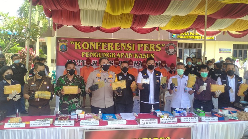 Polisi Gerebek Home Industry Daur Ulang Ekstasi di Medan 