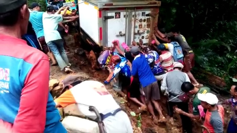 Mobil Boks Terseret Longsor dan Masuk Jurang di Tasikmalaya, Evakuasi Dramatis