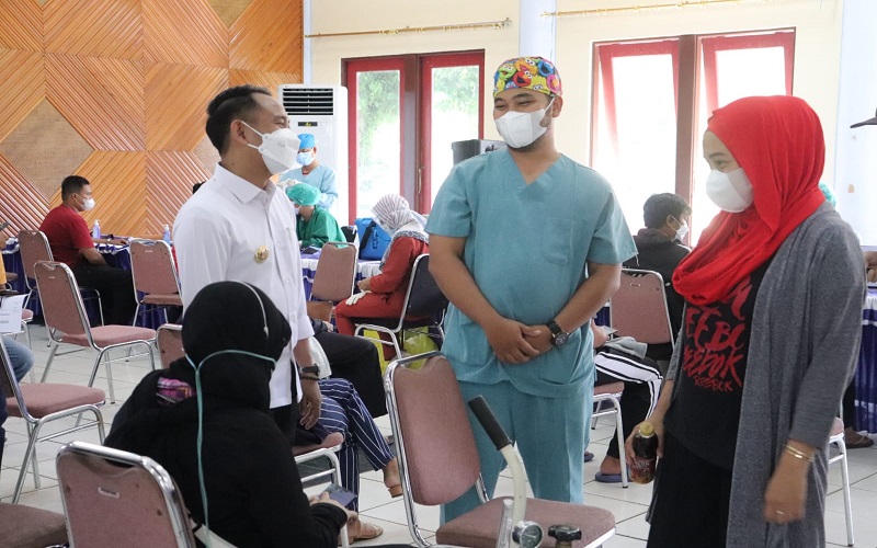 Wali Kota Palangka Raya Tinjau Vaksinasi Massal di Gedung Palampang Tarung