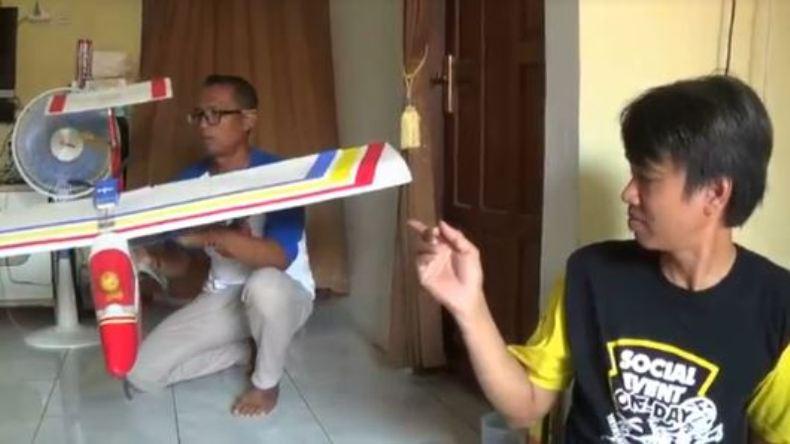 Pemuda Asal Kendal Ini Buat Pesawat  Aeromodelling dengan Gabus Pembungkus Buah