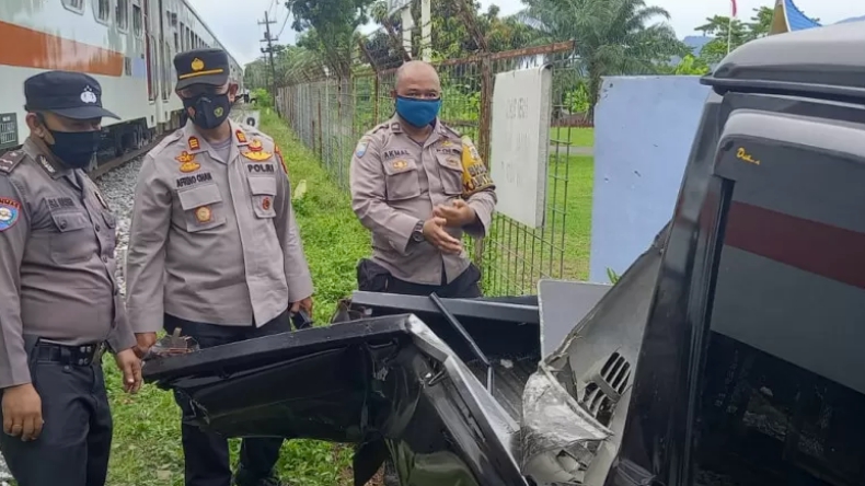 Mobil Pikap Plat Merah di Padang Ringsek Ditabrak Kereta, Sopir Selamat
