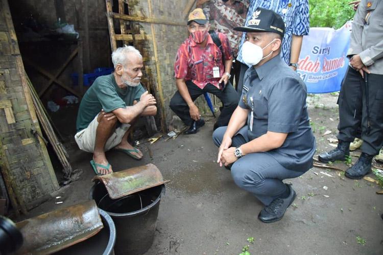 Bupati Kebumen Kunjungi Lansia Sebatang Kara di Gubuk Reot saat Hujan Gerimis