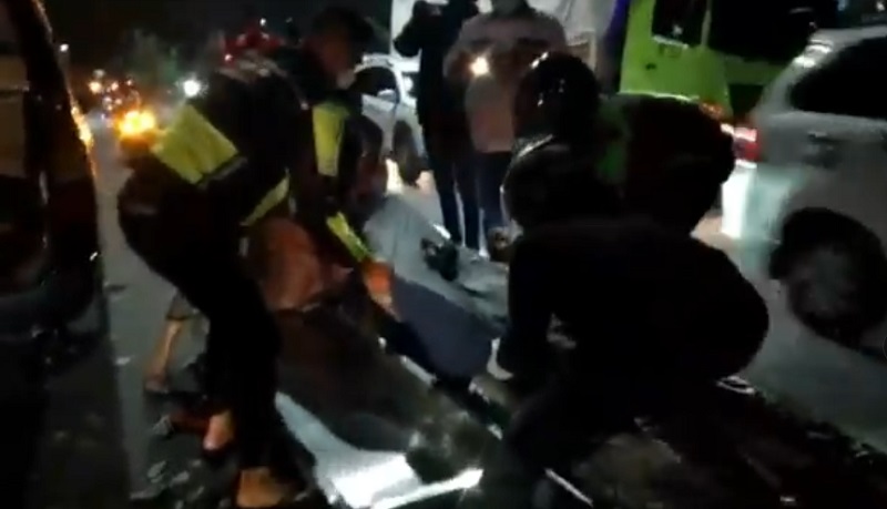 title Berangkat Kerja, Pemotor di Sidoarjo Tewas Tertimpa Pohon Tumbang Berangkat Kerja, Pemotor di Sidoarjo Tewas Tertimpa Pohon Tumbang