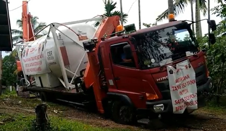 Mobil Tangki Berisi 30 Ton Oksigen Cair Terperosok di Permukiman Warga