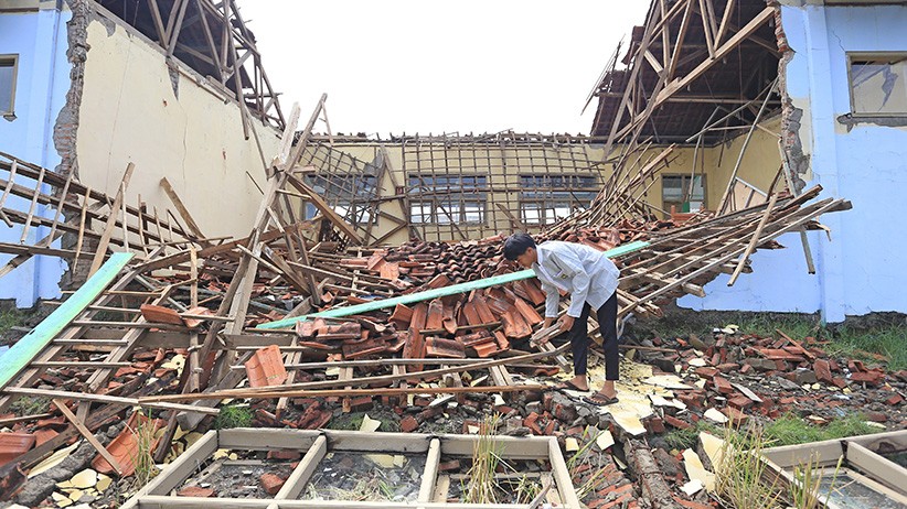 Bangunan Sekolah Roboh akibat Diguyur Hujan Deras - Bagian 2