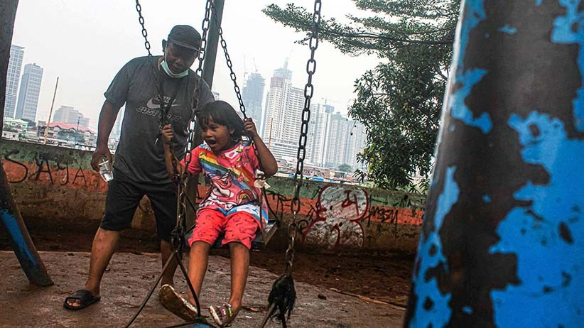 Keseruan Anak-Anak Bermain di Tepi Banjir Kanal Barat - Bagian 3