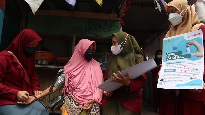 Mahasiswa Surabaya Blusukan ke Gang Sempit, Jemput Warga Ikut Vaksinasi - Bagian 1