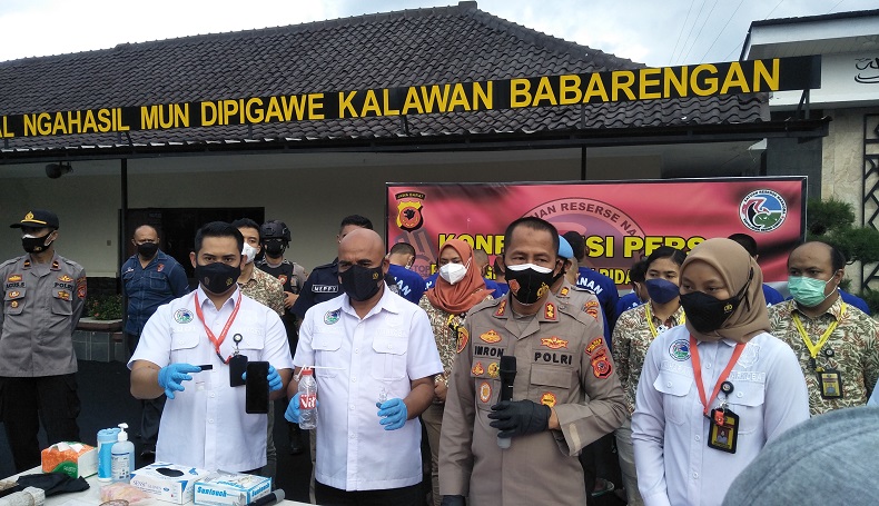 title Pakai Sabu di Lembang KBB, Artis Sinetron Ini Tak Berkutik saat Ditangkap Polisi Pakai Sabu di Lembang KBB, Artis Sinetron Ini Tak Berkutik saat Ditangkap Polisi