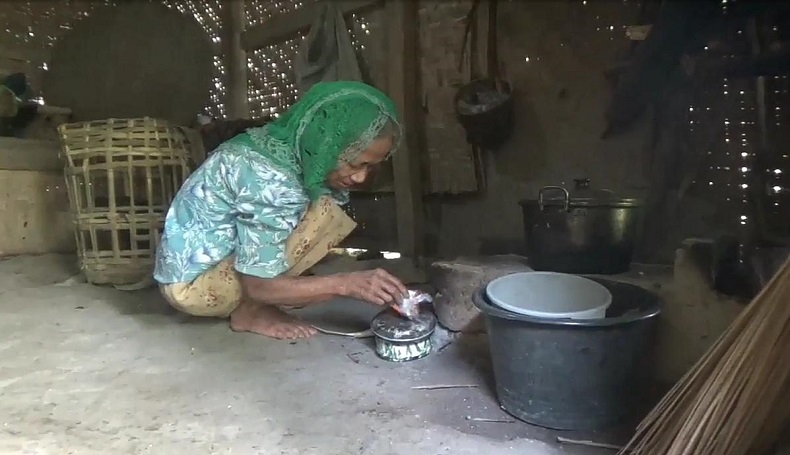 Memprihatinkan, Nenek Tunanetra di Sukabumi Tinggal Sebatang Kara di Gubuk Reyot
