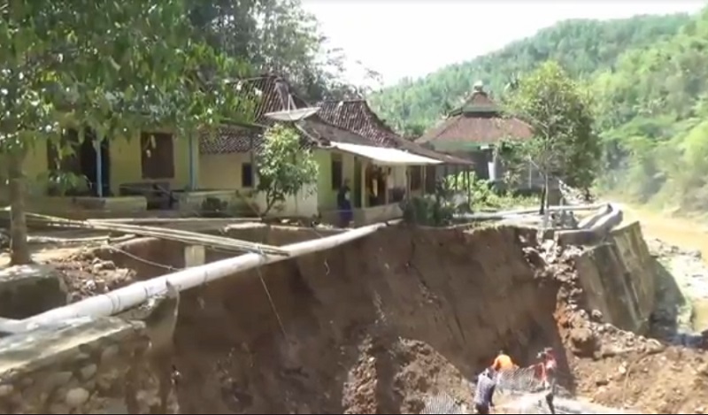 Talud Penahan Tebing di Pacitan Longsor Rusak 3 Rumah, Semua Penghuni Mengungsi 