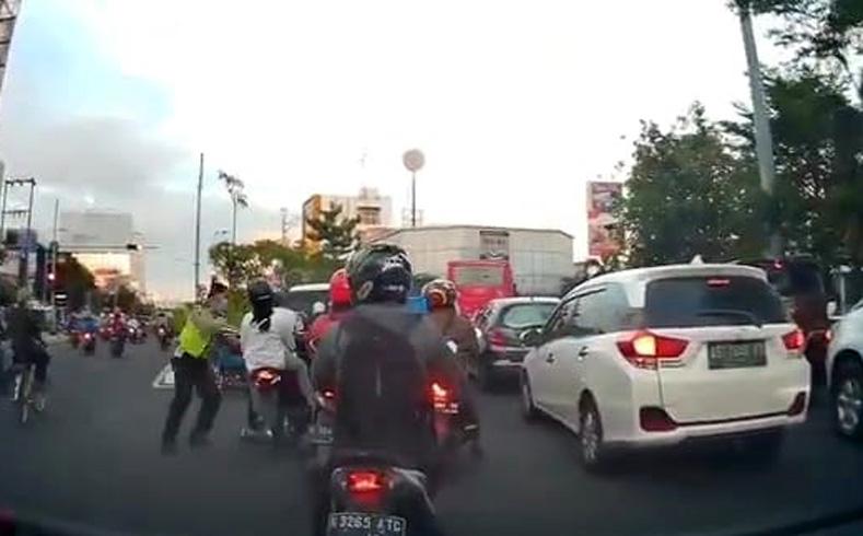 Video Viral Polisi Tindak Pengendara Motor Langgar Lalin hingga Terjatuh, Begini Respons Polda Jateng