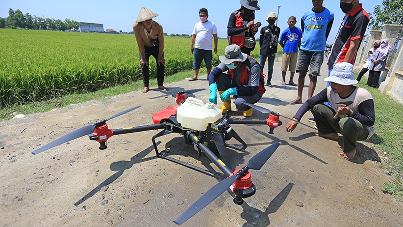 Petani Kerahkan Drone Semprot Cairan Pestisida - Bagian 2