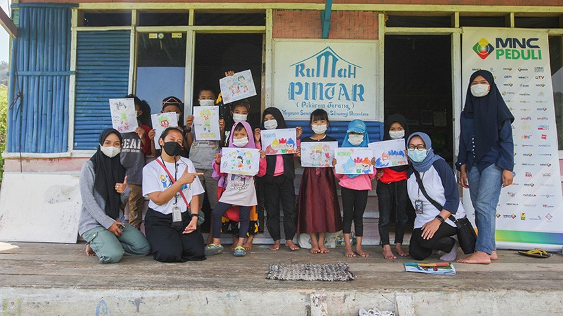 Relawan MNC Peduli Gotong Royong Perbaiki Jembatan dan Bantu Panen Kopi di Bogor - Bagian 7