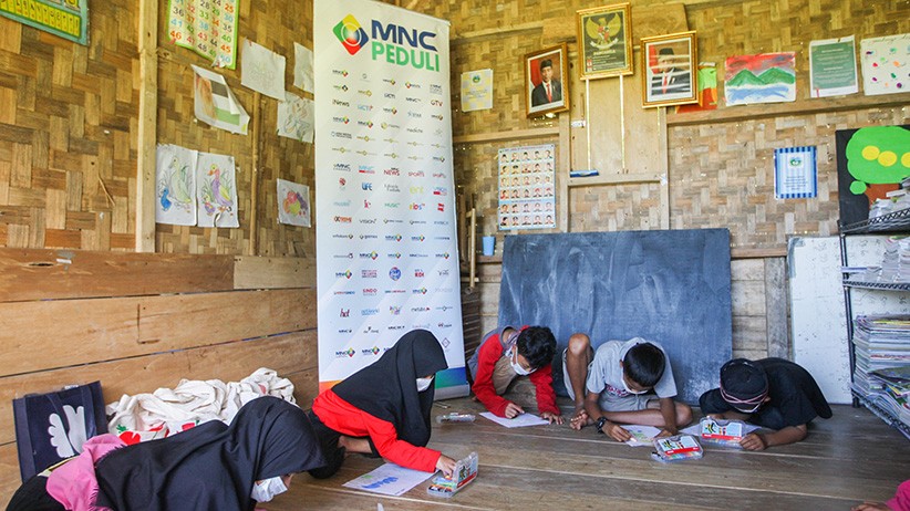 Relawan MNC Peduli Gotong Royong Perbaiki Jembatan dan Bantu Panen Kopi di Bogor - Bagian 6