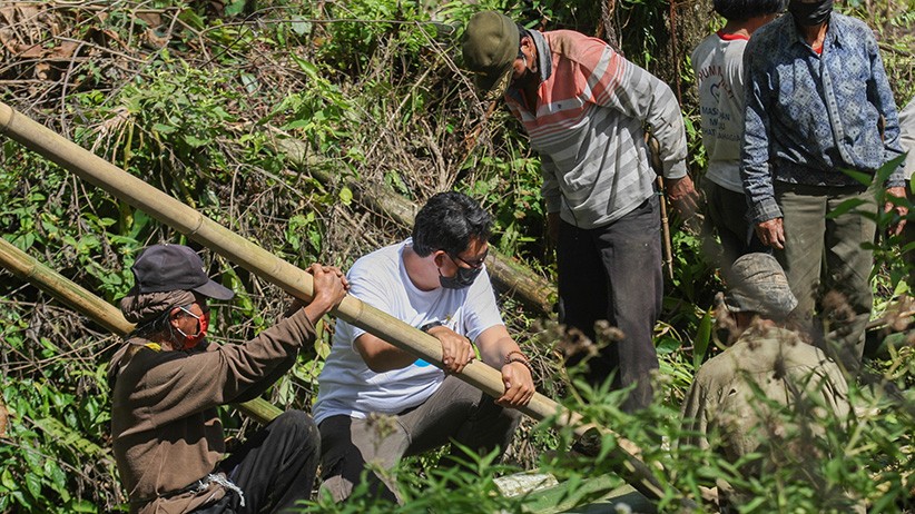 Relawan MNC Peduli Gotong Royong Perbaiki Jembatan dan Bantu Panen Kopi di Bogor - Bagian 2