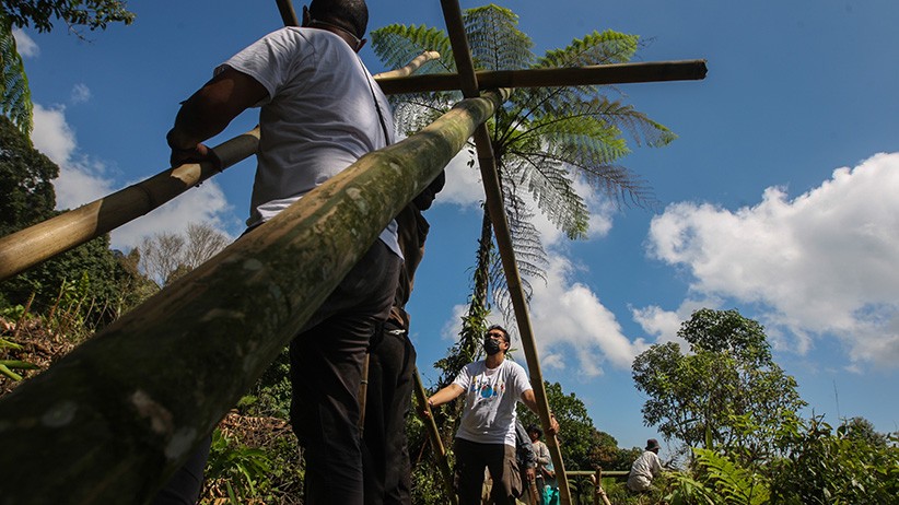 Relawan MNC Peduli Gotong Royong Perbaiki Jembatan dan Bantu Panen Kopi di Bogor - Bagian 3