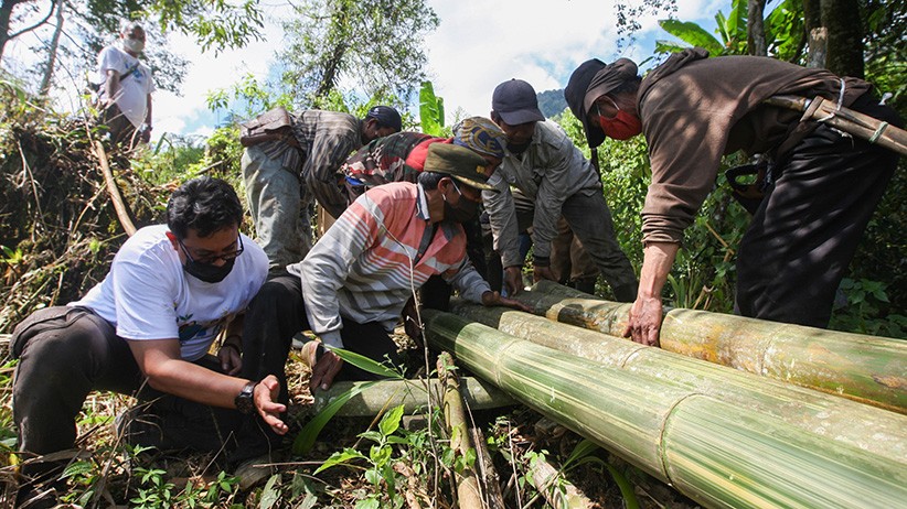 Relawan MNC Peduli Gotong Royong Perbaiki Jembatan dan Bantu Panen Kopi di Bogor - Bagian 1