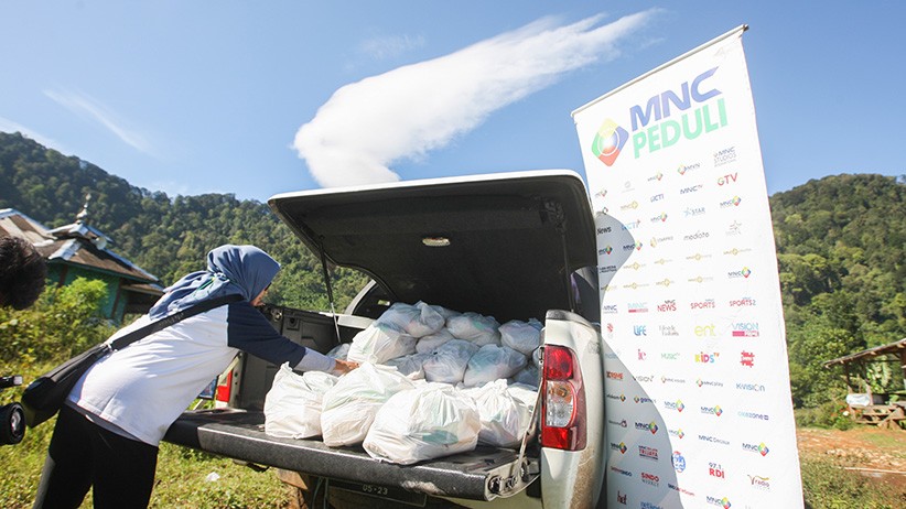 MNC Peduli Blusukan ke Daerah Terpencil, Salurkan Sembako untuk Warga Kampung Cisadon - Bagian 3