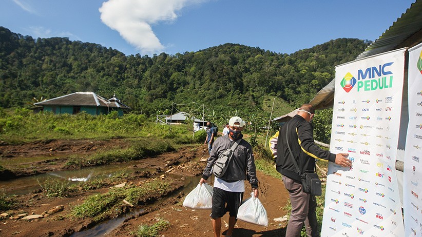 MNC Peduli Blusukan ke Daerah Terpencil, Salurkan Sembako untuk Warga Kampung Cisadon - Bagian 4