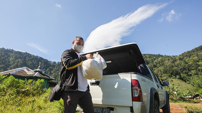 MNC Peduli Blusukan ke Daerah Terpencil, Salurkan Sembako untuk Warga Kampung Cisadon - Bagian 5