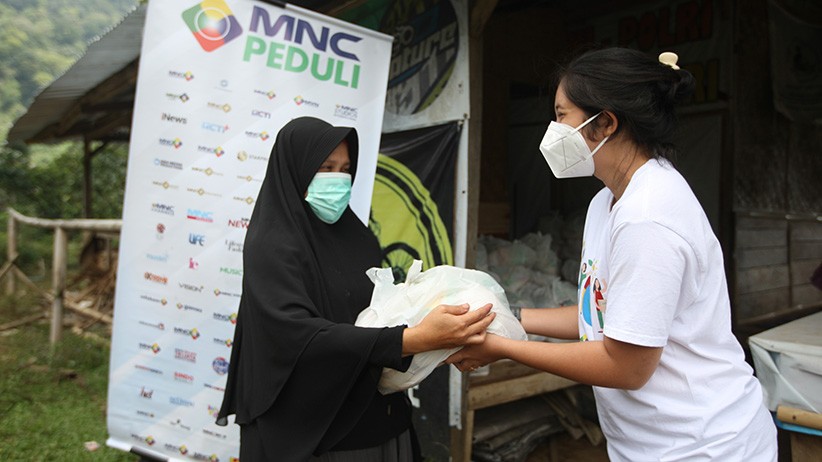 MNC Peduli Blusukan ke Daerah Terpencil, Salurkan Sembako untuk Warga Kampung Cisadon - Bagian 2