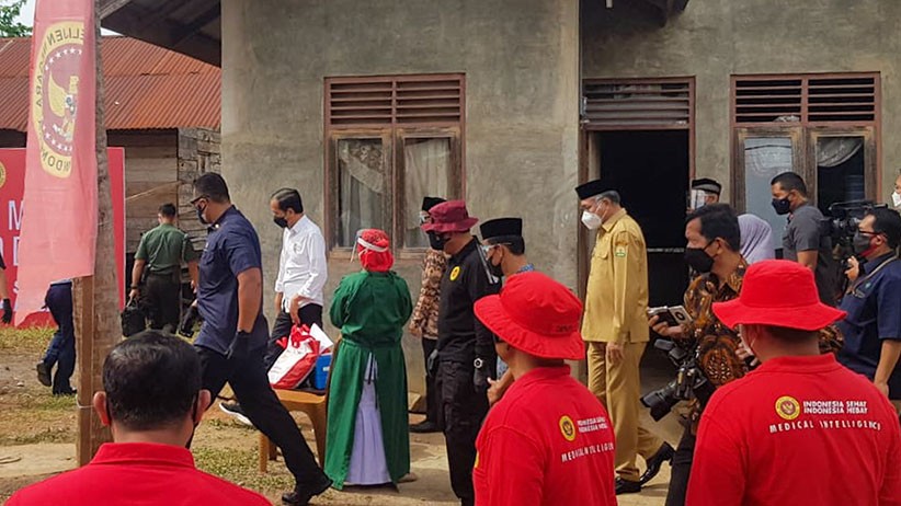 Presiden Jokowi Tinjau Vaksinasi dari Pintu ke Pintu yang Digelar BIN di Aceh - Bagian 3