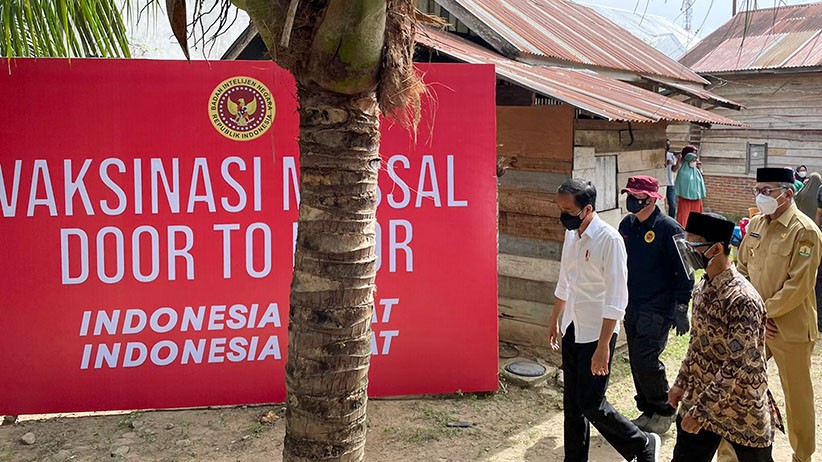 Presiden Jokowi Tinjau Vaksinasi dari Pintu ke Pintu yang Digelar BIN di Aceh - Bagian 4