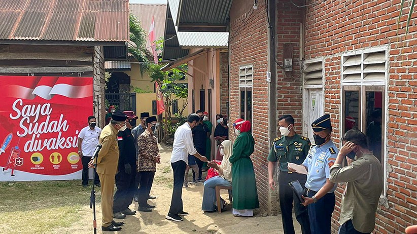 Presiden Jokowi Tinjau Vaksinasi dari Pintu ke Pintu yang Digelar BIN di Aceh - Bagian 1