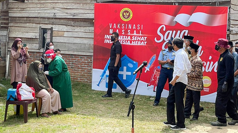 Presiden Jokowi Tinjau Vaksinasi dari Pintu ke Pintu yang Digelar BIN di Aceh - Bagian 2