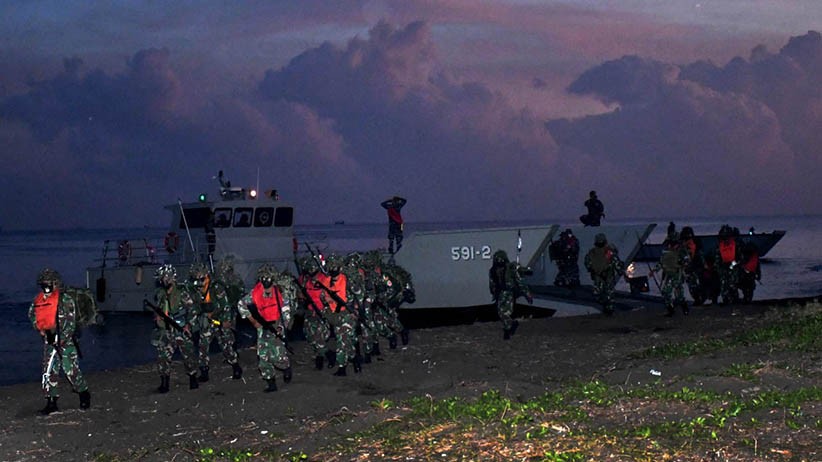 Dibantu Roket RM70 Vampire, Marinir TNI AL Sukses Laksanakan Pendaratan Amfibi - Bagian 4